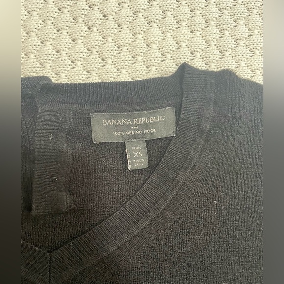 Banana Republic long sleeve v-neck black sweater - Picture 7 of 10
